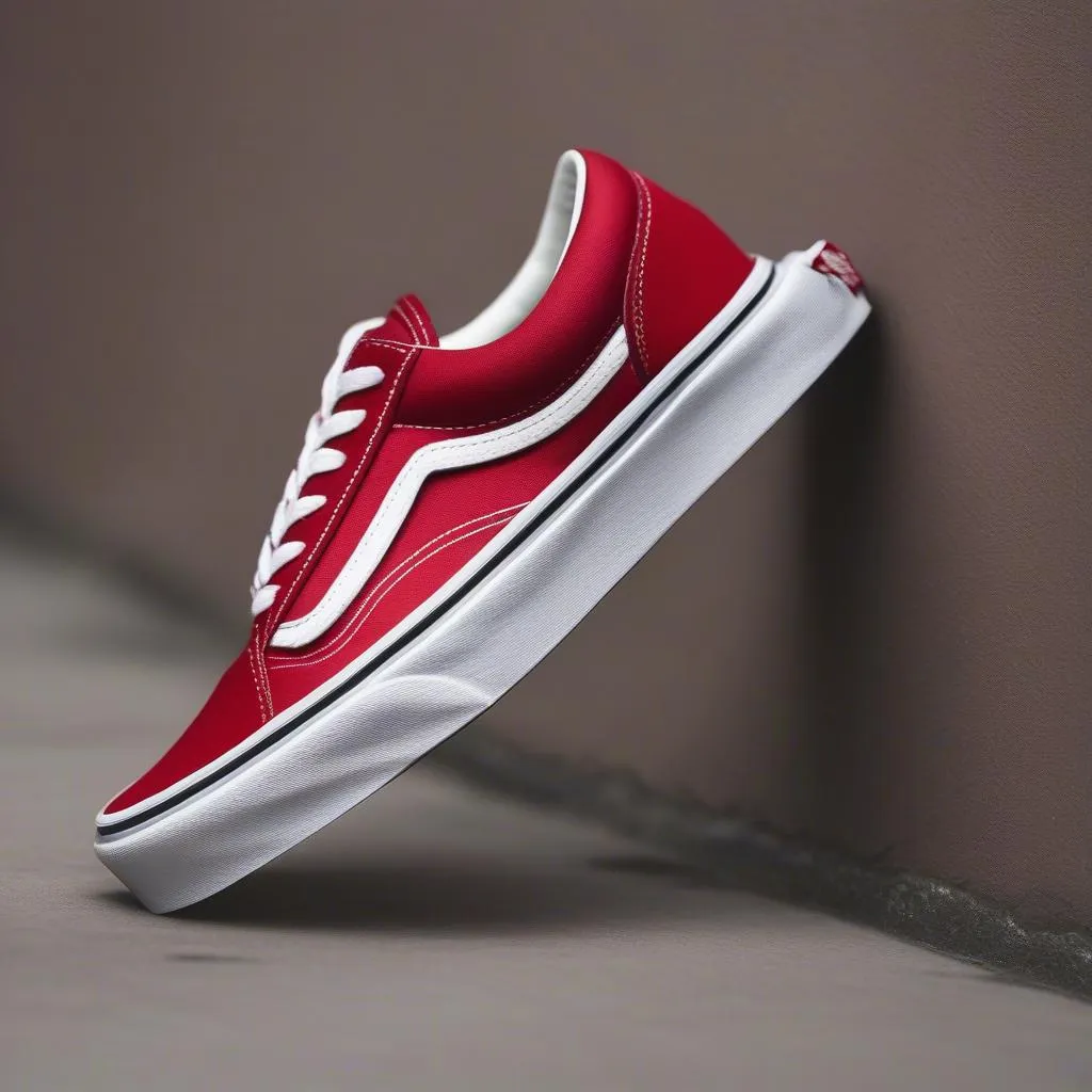 Giày thể thao nữ màu đỏ Vans Old Skool