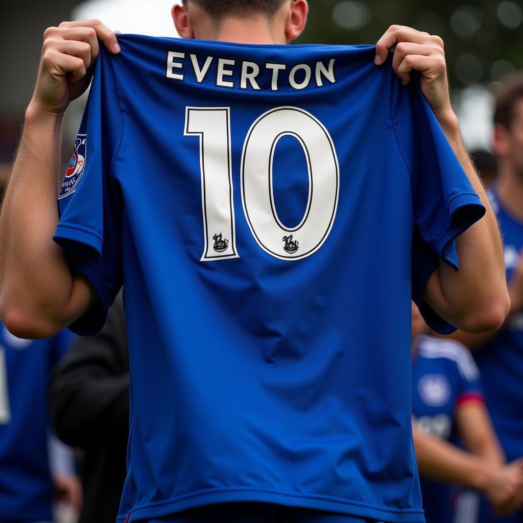 Cổ động viên Everton giơ cao chiếc áo số 10.